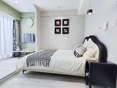 a bedroom with a large bed with a black headboard at Shibuya Center-\u6e0b\u8c37\u7ad9\u5f92\u6b654min-\u65b0\u5bbf\u516d\u672c\u6728\u4e0a\u91ce\u76f4\u8fbe-New Open Max4P in Tokyo