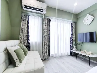 a living room with a white couch and a window at Shibuya Center-\u6e0b\u8c37\u7ad9\u5f92\u6b654min-\u65b0\u5bbf\u516d\u672c\u6728\u4e0a\u91ce\u76f4\u8fbe-New Open Max4P in Tokyo