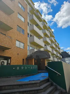 a tall building with stairs in front of it at Shibuya Center-\u6e0b\u8c37\u7ad9\u5f92\u6b654min-\u65b0\u5bbf\u516d\u672c\u6728\u4e0a\u91ce\u76f4\u8fbe-New Open Max4P in Tokyo