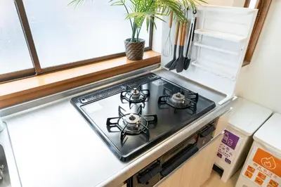 a kitchen with a stove top oven in a refrigerator at \u4e00\u68df\u8cb8\u5207 \u99d2\u8fbc\u30d5\u30eb\u30ea\u30ce\u30d9\u30fc\u30b7\u30e7\u30f3\u53e4\u6c11\u5bb6 Switch\u4ed8\u304d \u6c60\u888b\u65b0\u5bbf\u6e0b\u8c37\u79cb\u8449\u539f in Tokyo
