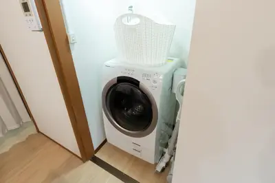 a washing machine with a basket on top of it at \u4e00\u68df\u8cb8\u5207 \u99d2\u8fbc\u30d5\u30eb\u30ea\u30ce\u30d9\u30fc\u30b7\u30e7\u30f3\u53e4\u6c11\u5bb6 Switch\u4ed8\u304d \u6c60\u888b\u65b0\u5bbf\u6e0b\u8c37\u79cb\u8449\u539f in Tokyo