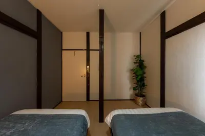 a bedroom with two beds and a potted plant at \u4e00\u68df\u8cb8\u5207 \u99d2\u8fbc\u30d5\u30eb\u30ea\u30ce\u30d9\u30fc\u30b7\u30e7\u30f3\u53e4\u6c11\u5bb6 Switch\u4ed8\u304d \u6c60\u888b\u65b0\u5bbf\u6e0b\u8c37\u79cb\u8449\u539f in Tokyo