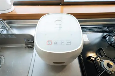 a white toilet in a kitchen next to a sink at \u4e00\u68df\u8cb8\u5207 \u99d2\u8fbc\u30d5\u30eb\u30ea\u30ce\u30d9\u30fc\u30b7\u30e7\u30f3\u53e4\u6c11\u5bb6 Switch\u4ed8\u304d \u6c60\u888b\u65b0\u5bbf\u6e0b\u8c37\u79cb\u8449\u539f in Tokyo