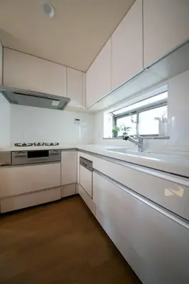 a kitchen with white cabinets and a sink and a window at NEW! Pufuka Oshiage \u3077\u3075\u304b\u62bc\u4e0a in Tokyo