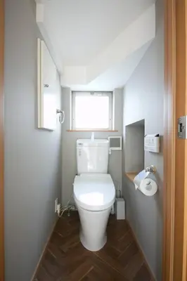 a small bathroom with a toilet with a window at NEW! Pufuka Oshiage \u3077\u3075\u304b\u62bc\u4e0a in Tokyo