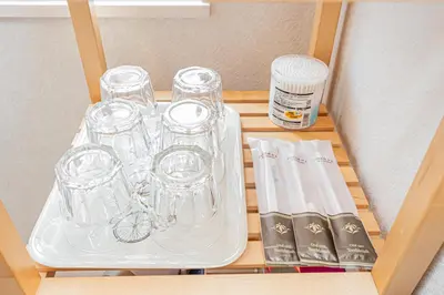 a shelf with glasses on it with a tray at Shinjuku \u65b0\u5bbf\u533a\u5730\u4e0b\u9244\u99c5\u307e\u3067\u5f92\u6b694\u5206 in Tokyo