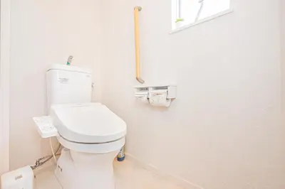 a bathroom with a white toilet in a room at Shinjuku \u65b0\u5bbf\u533a\u5730\u4e0b\u9244\u99c5\u307e\u3067\u5f92\u6b694\u5206 in Tokyo