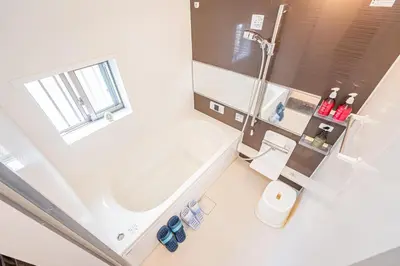 a bathroom with a white tub and a sink at Shinjuku \u65b0\u5bbf\u533a\u5730\u4e0b\u9244\u99c5\u307e\u3067\u5f92\u6b694\u5206 in Tokyo