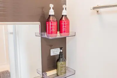 two bottles of wine on a shelf in a bathroom at Shinjuku \u65b0\u5bbf\u533a\u5730\u4e0b\u9244\u99c5\u307e\u3067\u5f92\u6b694\u5206 in Tokyo