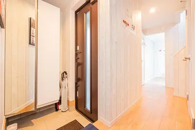 a hallway with a brown door and a wooden floor at Shinjuku \u65b0\u5bbf\u533a\u5730\u4e0b\u9244\u99c5\u307e\u3067\u5f92\u6b694\u5206 in Tokyo