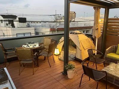 a patio with a tent and a table and chairs at \u30b7\u30c6\u30a3\u30d1\u30fc\u30eb\u685c\u65b0\u753a \u6e0b\u8c37\u65b0\u5bbf\u81ea\u7531\u304c\u4e18\u306b\u4fbf\u5229\u306a\u30a2\u30af\u30bb\u30b9 in Tokyo