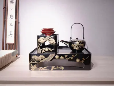 a shelf with a tea set and a tea pot on it at \u30b7\u30c6\u30a3\u30d1\u30fc\u30eb\u685c\u65b0\u753a \u6e0b\u8c37\u65b0\u5bbf\u81ea\u7531\u304c\u4e18\u306b\u4fbf\u5229\u306a\u30a2\u30af\u30bb\u30b9 in Tokyo