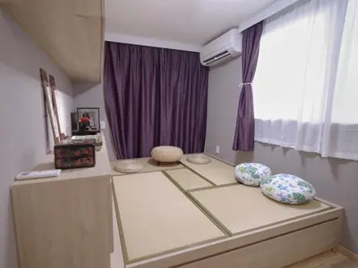 a room with two pillows on a table with a window at \u30b7\u30c6\u30a3\u30d1\u30fc\u30eb\u685c\u65b0\u753a \u6e0b\u8c37\u65b0\u5bbf\u81ea\u7531\u304c\u4e18\u306b\u4fbf\u5229\u306a\u30a2\u30af\u30bb\u30b9 in Tokyo