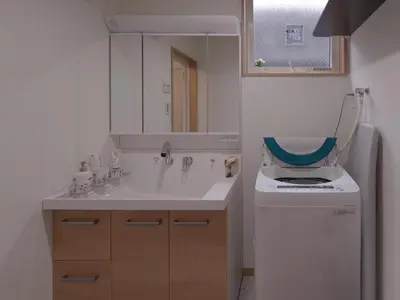 a bathroom with a sink and a toilet in it at \u30b7\u30c6\u30a3\u30d1\u30fc\u30eb\u685c\u65b0\u753a \u6e0b\u8c37\u65b0\u5bbf\u81ea\u7531\u304c\u4e18\u306b\u4fbf\u5229\u306a\u30a2\u30af\u30bb\u30b9 in Tokyo