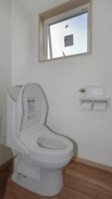a white toilet in a bathroom with a window at \u30b7\u30c6\u30a3\u30d1\u30fc\u30eb\u685c\u65b0\u753a \u6e0b\u8c37\u65b0\u5bbf\u81ea\u7531\u304c\u4e18\u306b\u4fbf\u5229\u306a\u30a2\u30af\u30bb\u30b9 in Tokyo