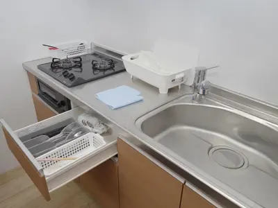 a kitchen with a sink and a stove at \u30b7\u30c6\u30a3\u30d1\u30fc\u30eb\u685c\u65b0\u753a \u6e0b\u8c37\u65b0\u5bbf\u81ea\u7531\u304c\u4e18\u306b\u4fbf\u5229\u306a\u30a2\u30af\u30bb\u30b9 in Tokyo