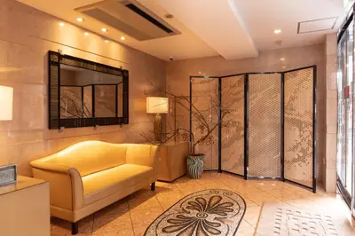 a living room with a yellow couch and a mirror at \u30db\u30c6\u30eb\u30d4\u30e5\u30ea\u30c3\u30c4\u30a1\u30fc\u81ea\u7531\u304c\u4e18 in Tokyo
