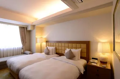 a hotel room with two beds and a window at \u30db\u30c6\u30eb\u30d4\u30e5\u30ea\u30c3\u30c4\u30a1\u30fc\u81ea\u7531\u304c\u4e18 in Tokyo