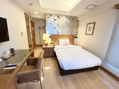 a hotel room with a bed and a desk at \u30db\u30c6\u30eb\u30d4\u30e5\u30ea\u30c3\u30c4\u30a1\u30fc\u81ea\u7531\u304c\u4e18 in Tokyo