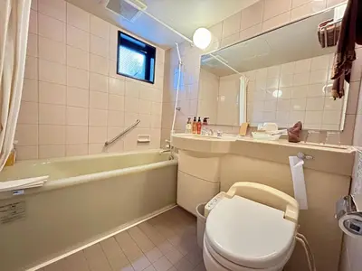 a bathroom with a toilet and a tub and a sink at \u30db\u30c6\u30eb\u30d4\u30e5\u30ea\u30c3\u30c4\u30a1\u30fc\u81ea\u7531\u304c\u4e18 in Tokyo