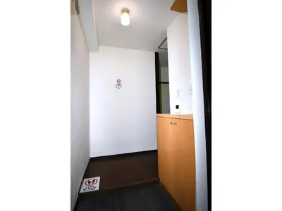 a corridor of an office building with a door and a cabinet at \u5927\u68ee\u30d3\u30c3\u30b0\u30d5\u30a9\u30ec\u30b9\u30c8-Oomori Big Forest- \u7fbd\u7530\u7a7a\u6e2f \u54c1\u5ddd \u6771\u4eac\u307e\u3067\u30a2\u30af\u30bb\u30b9\u826f\u597d \u7121\u6599Wi-Fi in Tokyo