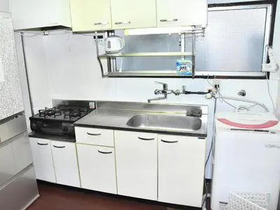 a small kitchen with a sink and a stove at \u5927\u68ee\u30d3\u30c3\u30b0\u30d5\u30a9\u30ec\u30b9\u30c8-Oomori Big Forest- \u7fbd\u7530\u7a7a\u6e2f \u54c1\u5ddd \u6771\u4eac\u307e\u3067\u30a2\u30af\u30bb\u30b9\u826f\u597d \u7121\u6599Wi-Fi in Tokyo