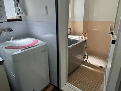 a small bathroom with a toilet and a sink at \u5927\u68ee\u30d3\u30c3\u30b0\u30d5\u30a9\u30ec\u30b9\u30c8-Oomori Big Forest- \u7fbd\u7530\u7a7a\u6e2f \u54c1\u5ddd \u6771\u4eac\u307e\u3067\u30a2\u30af\u30bb\u30b9\u826f\u597d \u7121\u6599Wi-Fi in Tokyo