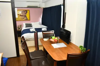 a room with a desk and a bed and a table with a computer at \u5927\u68ee\u30d3\u30c3\u30b0\u30d5\u30a9\u30ec\u30b9\u30c8-Oomori Big Forest- \u7fbd\u7530\u7a7a\u6e2f \u54c1\u5ddd \u6771\u4eac\u307e\u3067\u30a2\u30af\u30bb\u30b9\u826f\u597d \u7121\u6599Wi-Fi in Tokyo