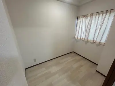 an empty room with a window and a wooden floor at \u5927\u68ee\u30d3\u30c3\u30b0\u30d5\u30a9\u30ec\u30b9\u30c8-Oomori Big Forest- \u7fbd\u7530\u7a7a\u6e2f \u54c1\u5ddd \u6771\u4eac\u307e\u3067\u30a2\u30af\u30bb\u30b9\u826f\u597d \u7121\u6599Wi-Fi in Tokyo
