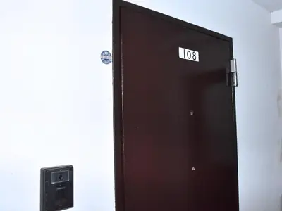 a black door with a sign that reads at \u5927\u68ee\u30d3\u30c3\u30b0\u30d5\u30a9\u30ec\u30b9\u30c8-Oomori Big Forest- \u7fbd\u7530\u7a7a\u6e2f \u54c1\u5ddd \u6771\u4eac\u307e\u3067\u30a2\u30af\u30bb\u30b9\u826f\u597d \u7121\u6599Wi-Fi in Tokyo