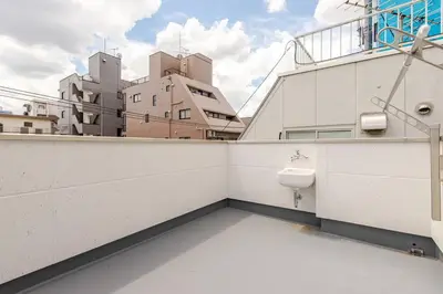 a white wall with a urinal on the side of a building at Tnw\u5317\u65b0\u5bbf4\u4e01\u76ee in Tokyo