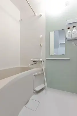 a white bathroom with a mirror and a sink at \u30b9\u30ab\u30a4\u30c4\u30ea\u30fc\u30d0\u30b1\u30fc\u30b7\u30e7\u30f3 in Tokyo
