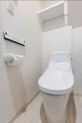 a bathroom with a white toilet in a room at \u30b9\u30ab\u30a4\u30c4\u30ea\u30fc\u30d0\u30b1\u30fc\u30b7\u30e7\u30f3 in Tokyo