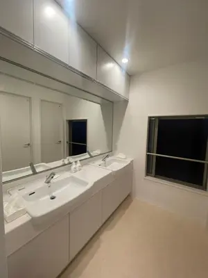 a bathroom with two sinks and a large mirror at Tokyo Shibya 88 Shared House in Tokyo