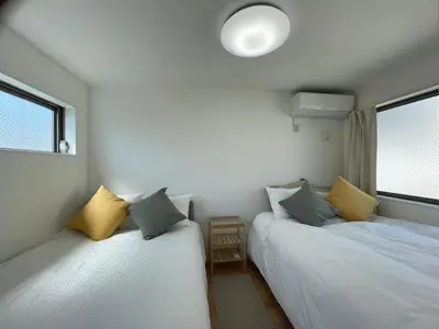 two white beds in a room with a window at \u30b5\u30af\u30e9 in Tokyo