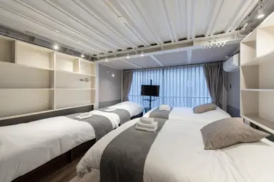 a row of beds in a room at \u30b0\u30e9\u30b9\u30ad\u30e3\u30d3\u30f3\u6d5c\u677e\u753aaw Second and third floors in Tokyo