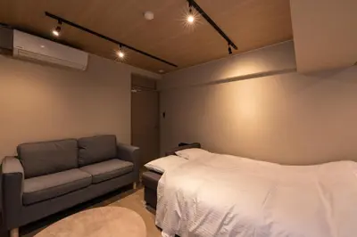 a bedroom with a bed and a couch at \u30d6\u30e9\u30f3\u30d9\u30fc\u30b9\u6771\u4eac\u516d\u7fa9\u5712 ss in Tokyo