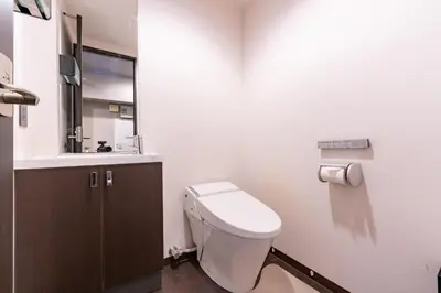 a bathroom with a toilet and a sink at \u30d6\u30e9\u30f3\u30d9\u30fc\u30b9\u6771\u4eac\u516d\u7fa9\u5712 ss in Tokyo