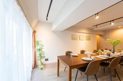 a dining room with a table and chairs at \u30d6\u30e9\u30f3\u30d9\u30fc\u30b9\u6771\u4eac\u516d\u7fa9\u5712 ss in Tokyo