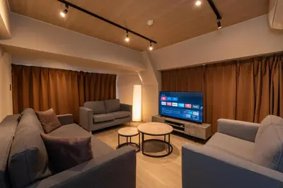 a living room with a couch and a tv at \u30d6\u30e9\u30f3\u30d9\u30fc\u30b9\u6771\u4eac\u516d\u7fa9\u5712 aw in Tokyo