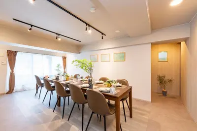 a dining room with a long table and chairs at \u30d6\u30e9\u30f3\u30d9\u30fc\u30b9\u6771\u4eac\u516d\u7fa9\u5712 aw in Tokyo