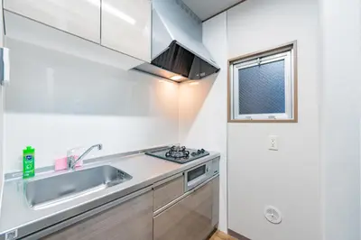 a small kitchen with a sink and a window at \u6d45\u8349\u30a2\u30d1\u30fc\u30c8\u30e1\u30f3\u30c8 401 in Tokyo
