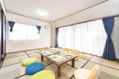 a living room with a table and chairs at \u6d45\u8349\u30a2\u30d1\u30fc\u30c8\u30e1\u30f3\u30c8 401 in Tokyo