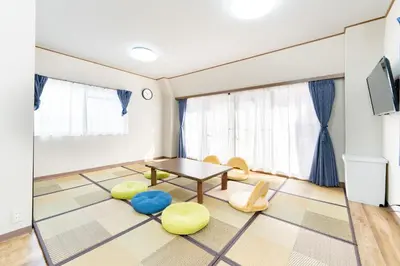 a living room with a table and chairs at \u6d45\u8349\u30a2\u30d1\u30fc\u30c8\u30e1\u30f3\u30c8 401 in Tokyo
