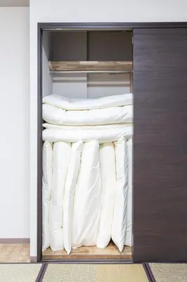 a closet filled with white mattresses at \u6d45\u8349\u30a2\u30d1\u30fc\u30c8\u30e1\u30f3\u30c8 401 in Tokyo