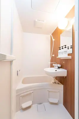 a white bathroom with a sink and a mirror at \u6d45\u8349\u30a2\u30d1\u30fc\u30c8\u30e1\u30f3\u30c8 401 in Tokyo