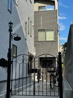 a building with a gate with a bike on it at Jr \u65b0\u5927\u4e45\u4fdd\u8eca\u7ad9\u5f92\u6b696\u5206 \u65b0\u5efa\u7368\u68df\u6d0b\u623f\u6700\u59278\u4eba\u5165\u4f4f \u96fb\u8eca9\u5206\u76f4\u9054\u6d89\u8c37 in Tokyo