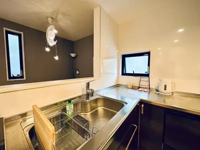 a kitchen with a sink with a dish rack at Jr \u65b0\u5927\u4e45\u4fdd\u8eca\u7ad9\u5f92\u6b696\u5206 \u65b0\u5efa\u7368\u68df\u6d0b\u623f\u6700\u59278\u4eba\u5165\u4f4f \u96fb\u8eca9\u5206\u76f4\u9054\u6d89\u8c37 in Tokyo