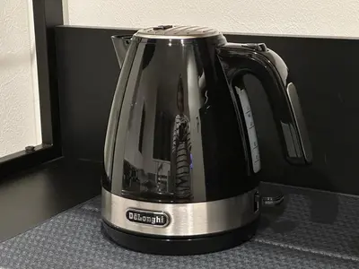 a black and silver tea kettle sitting on a counter at Jr \u65b0\u5927\u4e45\u4fdd\u8eca\u7ad9\u5f92\u6b696\u5206 \u65b0\u5efa\u7368\u68df\u6d0b\u623f\u6700\u59278\u4eba\u5165\u4f4f \u96fb\u8eca9\u5206\u76f4\u9054\u6d89\u8c37 in Tokyo