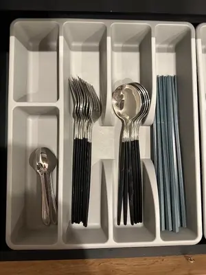 a plastic tray with forks and spoons and forks at Jr \u65b0\u5927\u4e45\u4fdd\u8eca\u7ad9\u5f92\u6b696\u5206 \u65b0\u5efa\u7368\u68df\u6d0b\u623f\u6700\u59278\u4eba\u5165\u4f4f \u96fb\u8eca9\u5206\u76f4\u9054\u6d89\u8c37 in Tokyo